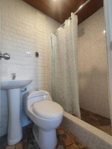 un baño con inodoro y lavabo en Kapaq Country House, en Cusco