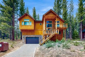 une maison dans les bois avec un garage dans l'établissement Luxury Mountain Retreat, à South Lake Tahoe