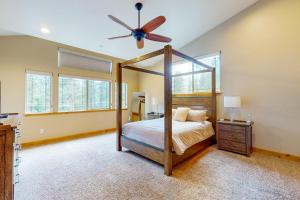 - une chambre avec un lit à baldaquin et un ventilateur de plafond dans l'établissement Luxury Mountain Retreat, à South Lake Tahoe