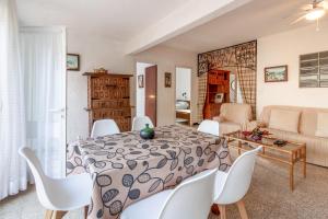 een eetkamer en een woonkamer met een tafel en stoelen bij Les Tonyines 68 apartamento con vistas y terraza in Llança