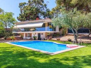 a villa with a swimming pool in front of a house at CHEZ ADELA in Almoster