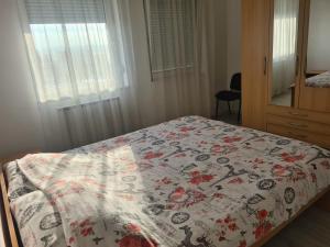 En eller flere senge i et værelse på Apartmani Loznica