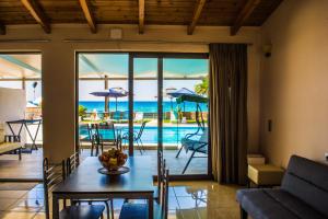Bazén v ubytování Fanis seafront apartments nebo v jeho okolí