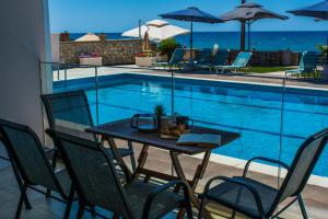 Bazén v ubytování Fanis seafront apartments nebo v jeho okolí