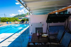Bazén v ubytování Fanis seafront apartments nebo v jeho okolí