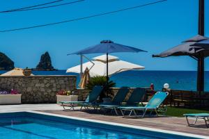 Bazén v ubytování Fanis seafront apartments nebo v jeho okolí