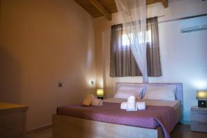 Postel nebo postele na pokoji v ubytování Fanis seafront apartments