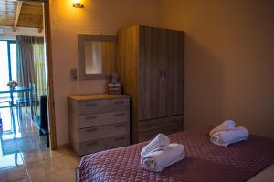 Postel nebo postele na pokoji v ubytování Fanis seafront apartments