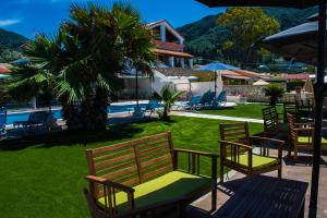 Bazén v ubytování Fanis seafront apartments nebo v jeho okolí