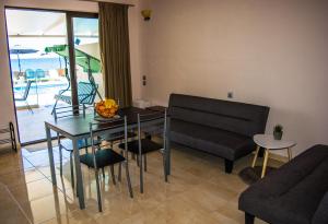 Posezení v ubytování Fanis seafront apartments