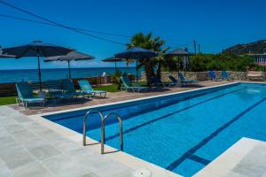 Bazén v ubytování Fanis seafront apartments nebo v jeho okolí