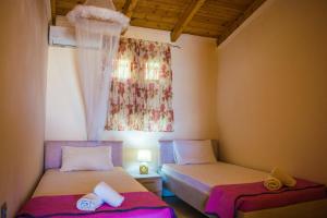 Postel nebo postele na pokoji v ubytování Fanis seafront apartments