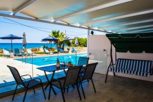 Bazén v ubytování Fanis seafront apartments nebo v jeho okolí