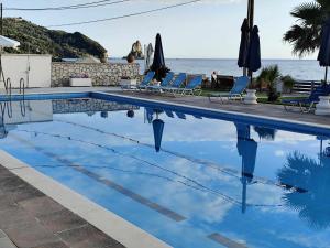 Bazén v ubytování Fanis seafront apartments nebo v jeho okolí