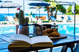 Bazén v ubytování Fanis seafront apartments nebo v jeho okolí