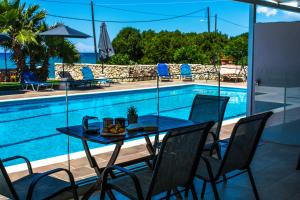 Bazén v ubytování Fanis seafront apartments nebo v jeho okolí