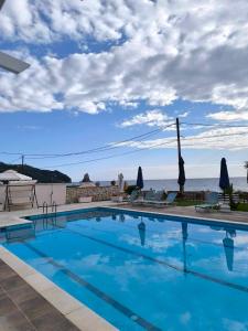 Bazén v ubytování Fanis seafront apartments nebo v jeho okolí