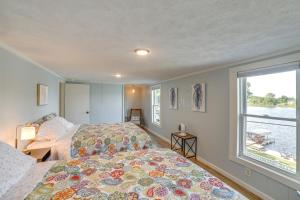 Ένα ή περισσότερα κρεβάτια σε δωμάτιο στο Big Pine Island Lake Cottage with Boat Dock and Kayaks
