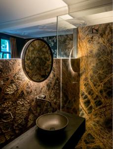 bagno con lavandino e specchio di Nonam Boutique Hotel Gent a Gand