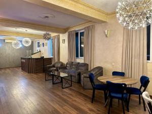salon z kanapą, stołem i krzesłami w obiekcie Hotel Tsereteli w mieście Batumi