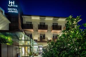 un hôtel vaughan vaughan la nuit dans l'établissement JO Hotel, à Marano Lagunare