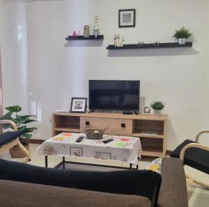 TV a/nebo společenská místnost v ubytování Apartamento Cayetano
