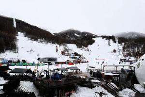 una pista de esquí cubierta de nieve con una estación de esquí en Résidence Les Cembros - 2 Pièces pour 6 Personnes 971 en Les Orres