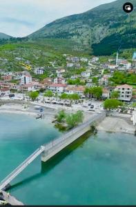 un pont sur une masse d'eau avec une ville dans l'établissement CasaDolceCasa, à Shkodër