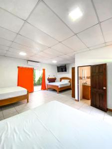 Großes Zimmer mit einem Bett und einem Wohnzimmer. in der Unterkunft Majahual Resort in El Majahual