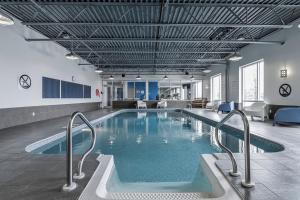 a pool in a hospital with chairs at Holiday Inn Express Hotel & Suites Saint - Hyacinthe by IHG in Saint-Hyacinthe