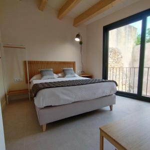 Ένα ή περισσότερα κρεβάτια σε δωμάτιο στο Emporda Habitaciones