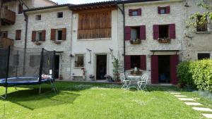 an old house with a table and chairs in the yard at Casamia in Miane