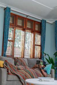 Un pat sau paturi într-o cameră la The Mbuya Residence