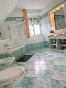 uma casa de banho com um WC, uma banheira e um lavatório. em Garden villa em Budapeste