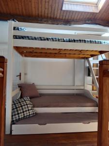 a bunk bed in a tiny house at La grange pyratelle in Puyravault