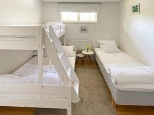 Katil dua tingkat atau katil-katil dua tingkat dalam bilik di Holiday home STRÄNGNÄS