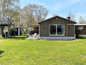 ein Haus mit einem großen Fenster im Hof in der Unterkunft 5 person holiday home in S DER KRA in Söderåkra