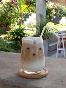 een drankje zittend op een tafel met een rietje bij Bintana sa Paraiso Binunsaran in Mambajao