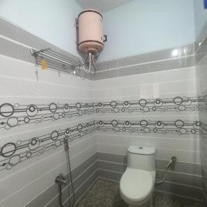 ティルチラーパッリにあるThillai home stayのバスルーム(白いトイレ、タオル付)