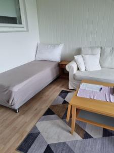 een kamer met een bed, een bank en een tafel bij Not far from famous Pulpit Rock and Stavanger in Strand