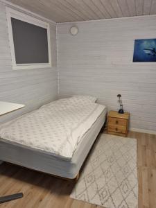 een slaapkamer met een wit bed en een raam bij Not far from famous Pulpit Rock and Stavanger in Strand