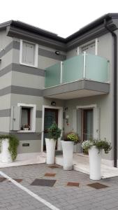 un edificio con macetas blancas de plantas delante de él en Sweet Home, en Treviso