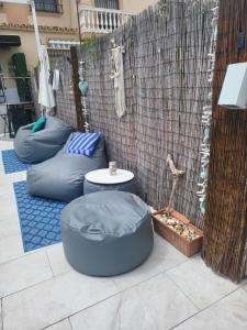 2 Sitzsäcke und ein Tisch auf der Terrasse in der Unterkunft Casa de Almano - Torremolinos direct on beach in Torremolinos