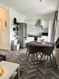 a kitchen and dining room with a table and chairs at Ostsee Ferienhaus Usedom hundefreundlich Familie Stopp Haus 22 in Lütow