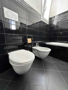 a bathroom with a toilet and a sink and a tub at Casa Thamay in Brindisi +27 photos