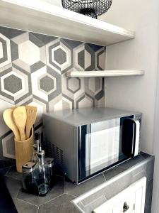 a microwave sitting on a counter in a kitchen at Casa Thamay in Brindisi