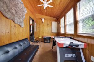 Fotografija v galeriji nastanitve Chalet renovated Near Casino, Camelback , Kalahari 4bdrms firepit hot tub game room v mestu Tobyhanna