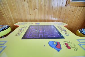 einen Tisch mit einem Labyrinth darüber in der Unterkunft Chalet renovated Near Casino, Camelback , Kalahari 4bdrms firepit hot tub game room in Tobyhanna