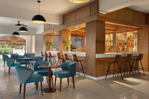 um restaurante com cadeiras azuis e um bar em Sunscape Coco Punta Cana - All Inclusive em Punta Cana