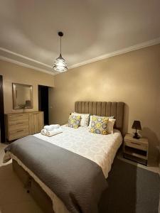 um quarto com uma cama grande num quarto em Marina apartment em Tânger